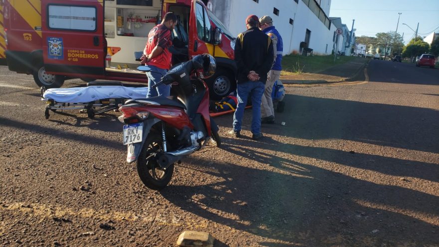Motociclista fica ferida ao sofrer acidente de trânsito próximo do Fórum