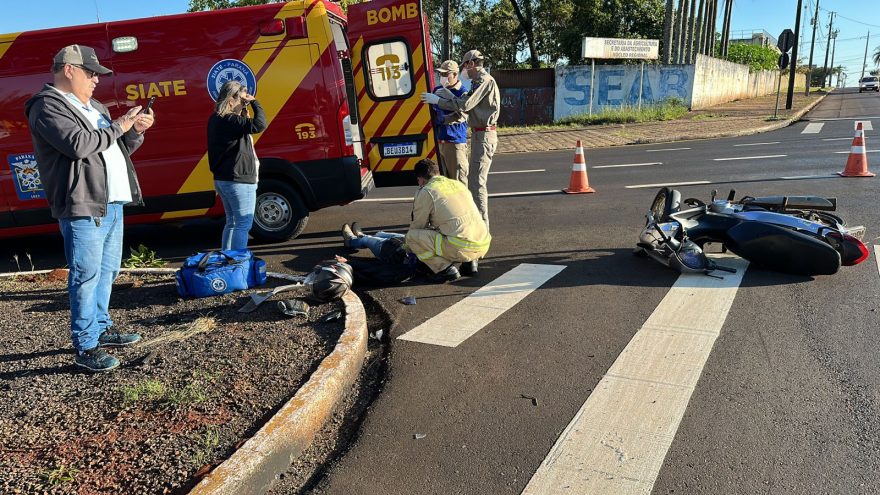 Mulher fica ferida ao se envolver em acidente na Avenida Piquiri