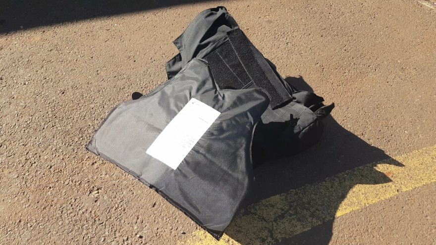 Policiais civis reclamam de coletes vencidos e armas que aparentam falhas