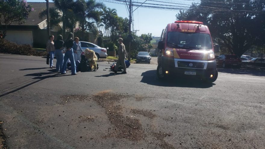 Motociclista fica ferida após colisão com carro na Rua Antonina, no Centro