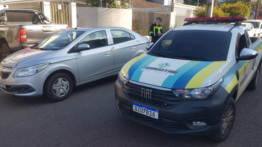 Transitar é acionada após motorista estacionar carro de forma irregular e impedir saída de moradores