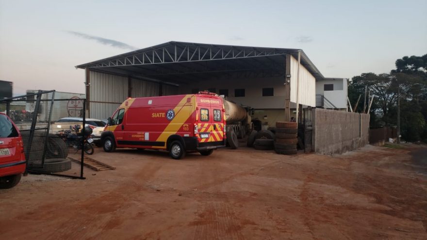 Pneu de caminhão estoura no momento da troca e atinge trabalhador