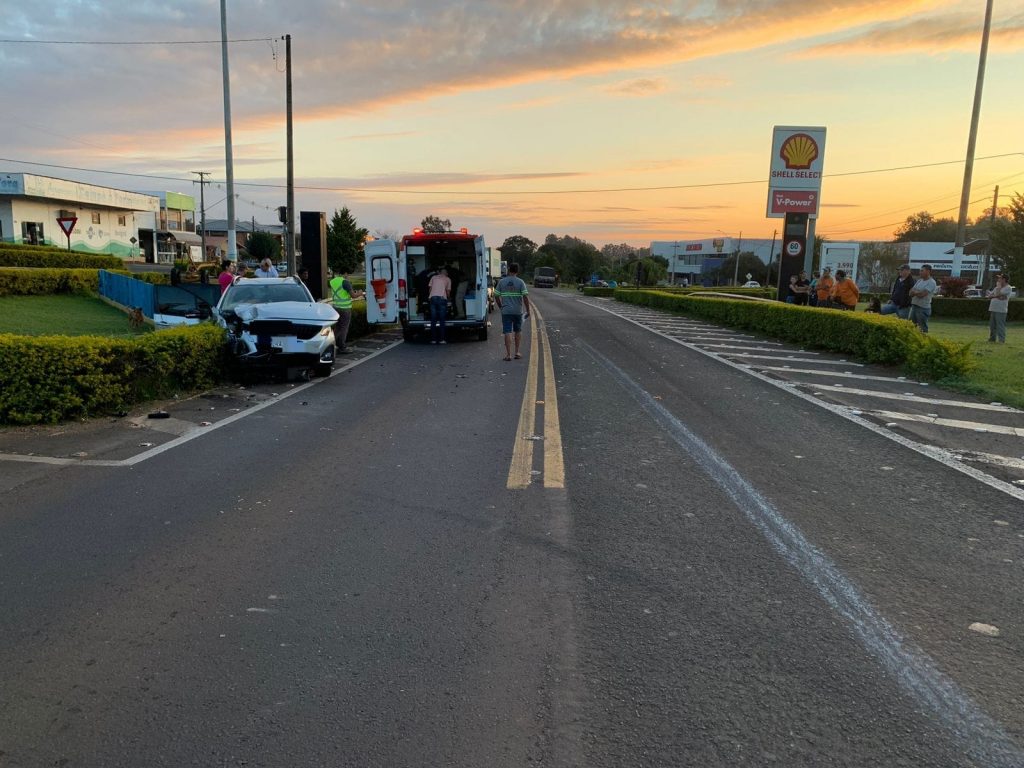 Mulher fica ferida em acidente entre carro e caminhão na BR-277 em Nova Laranjeiras