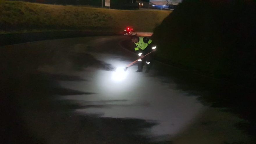 Com cárter quebrado, carro deixa rastro de óleo e insegurança na BR-467