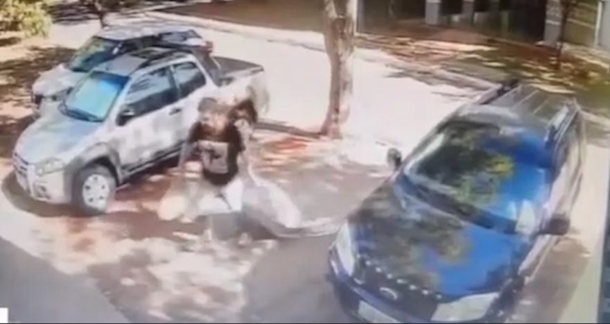 Câmera registra momento em que pedófilo carrega mala com menina de 12 anos sequestrada