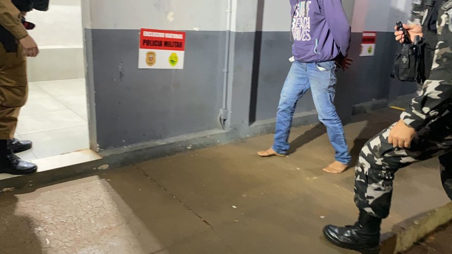 Procurado pela justiça por roubo é detido em flagrante com cocaína em mochila de entrega no bairro Neva