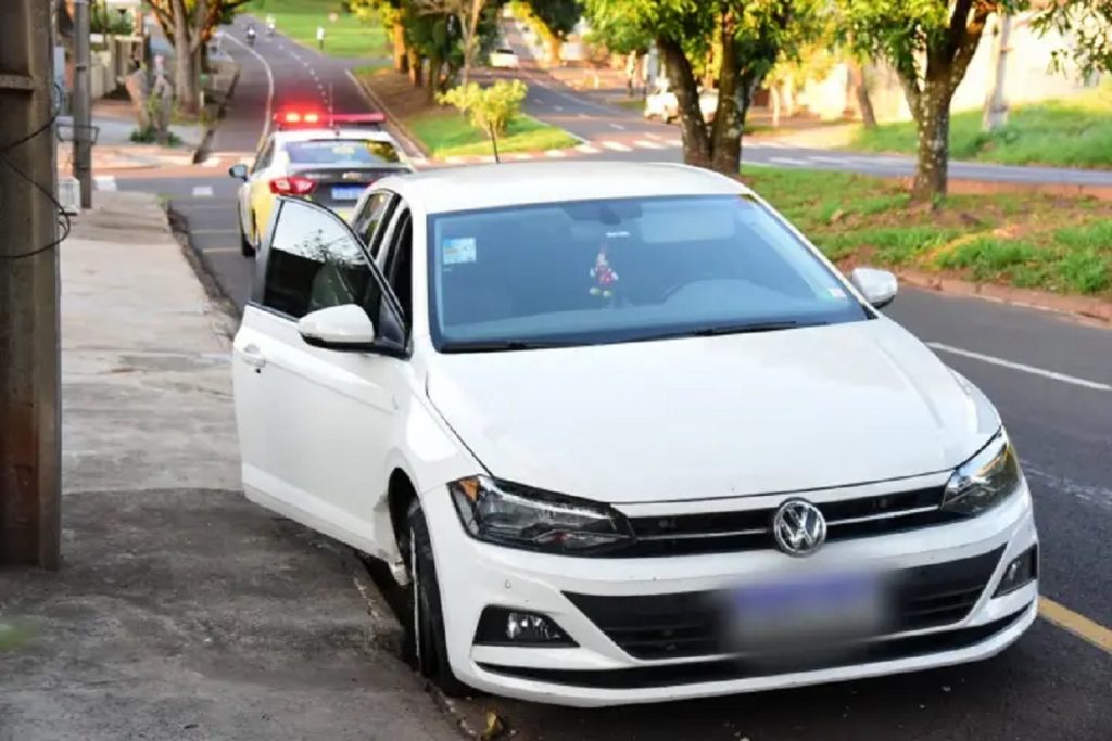 Após agredir o pai, jovem tenta fugir em alta velocidade da PM e vai preso, em Umuarama