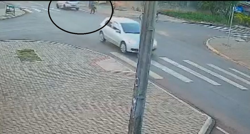 Vídeo mostra momento em que idosa é atropelada na faixa de pedestres