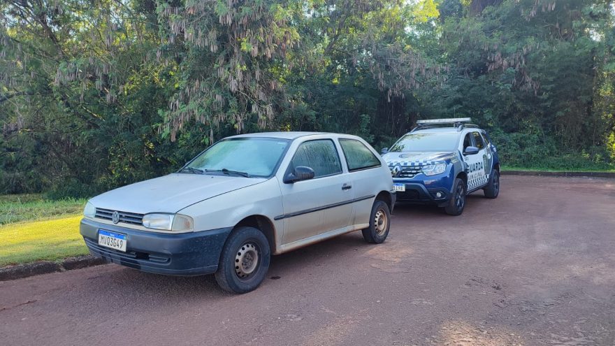 Veículo com registro de furto é encontrado abandonado no Bairro Country