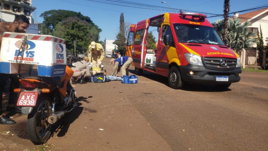 Moto atinge lateral traseira de HB20 e piloto fica ferido