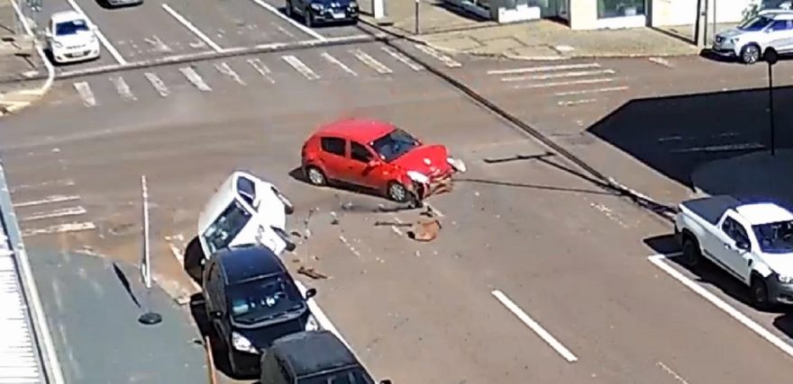 Veja momento do acidente que terminou com um carro tombado na Rua Castro Alves