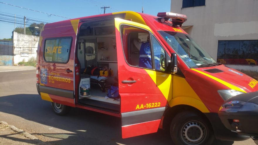 Motociclista fica ferido ao se envolver em colisão com caminhão no Turisparque