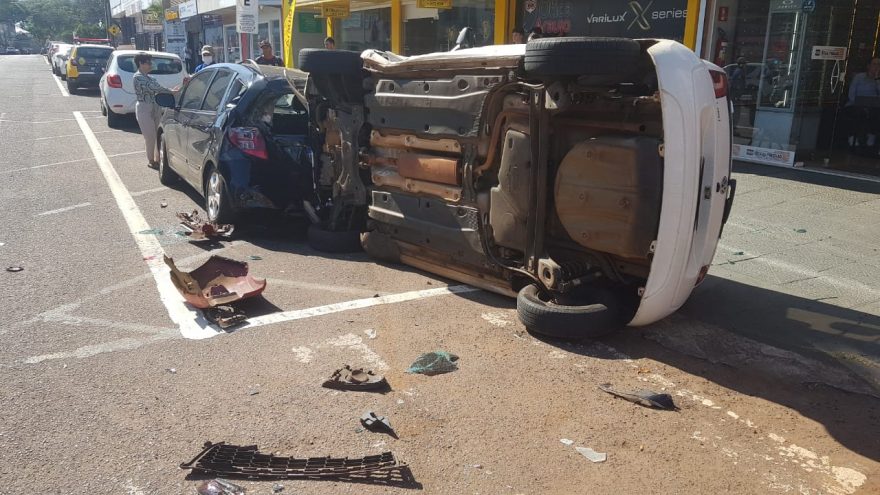 Após colisão, Volkswagen Up tomba na Rua Castro Alves