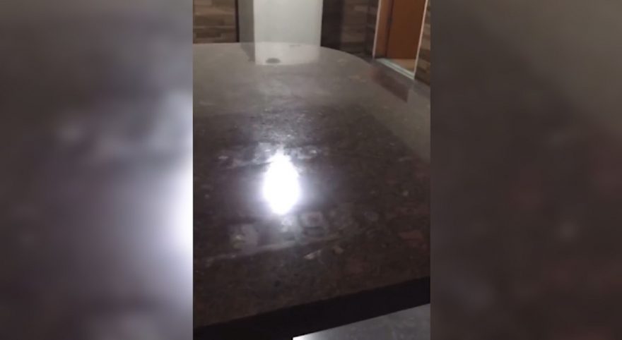 Vídeo: Mulher descobre que mesa de casa alugada por ela foi feita com lápide