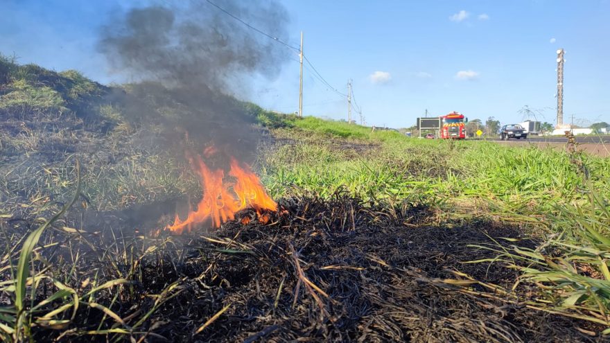 Bombeiros combatem incêndio em vegetação às margens da PRc-467