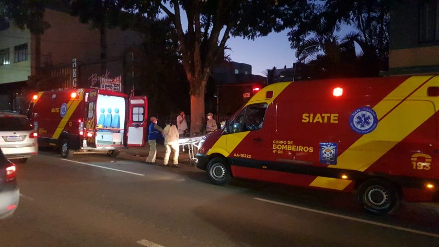 Três pessoas ficam feridas em atropelamento por moto na Rua Paraná