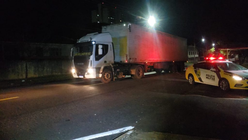 Caminhão carregado com placas solares tomado de assalto em Nova Londrina é recuperado em Cascavel