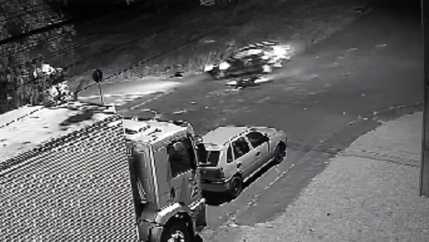 De outro ângulo: câmera registra grave acidente que deixou motociclista ferido