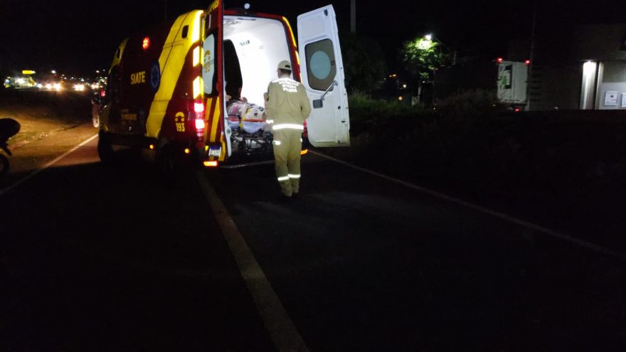 Pneu da moto estoura e piloto quebra a perna ao sofrer a queda no Jardim Turisparque