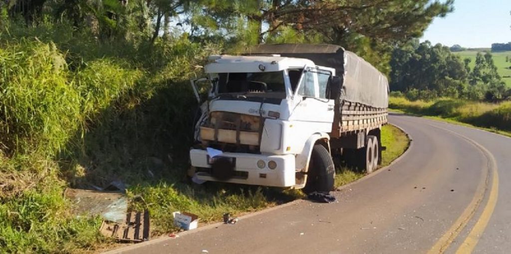 Caminhão sai da pista na PR 565 e deixa condutor ferido em Laranjeiras do Sul