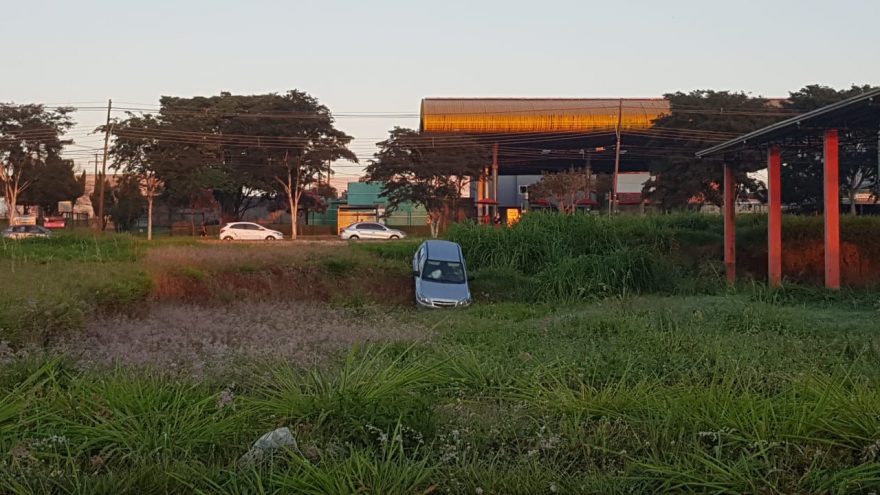 Motorista perde o controle da direção e cai em barranco na Av. da FAG