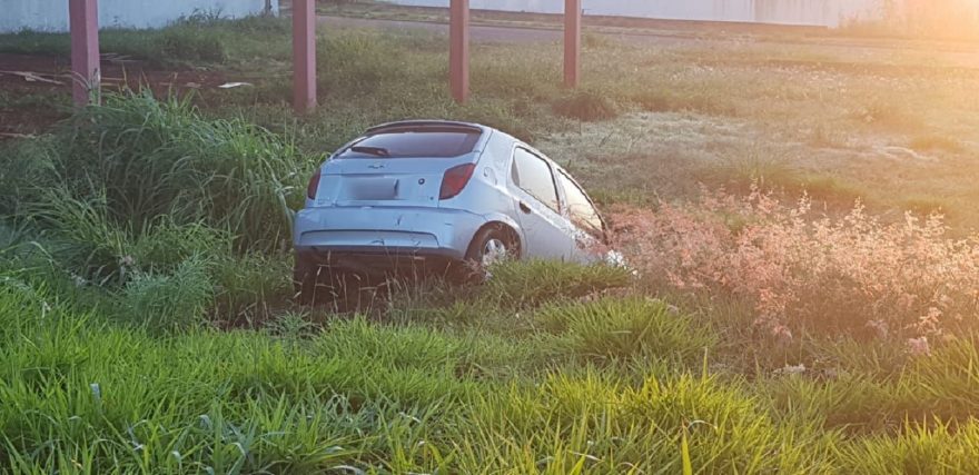 Moradores filmam motorista caindo em barranco na Av. da FAG e pedem por providências