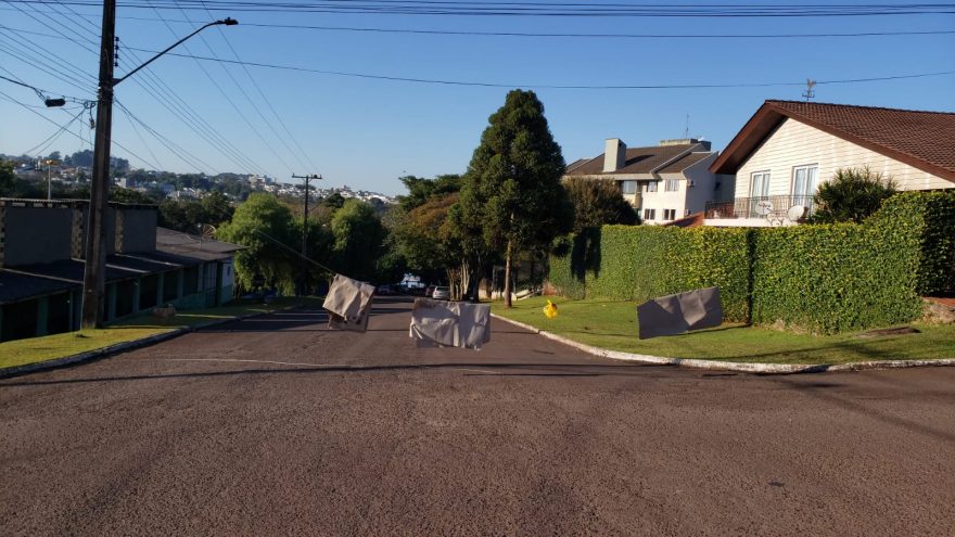 Papelão e sacolas são utilizados para sinalizar fio caído na Região do Lago