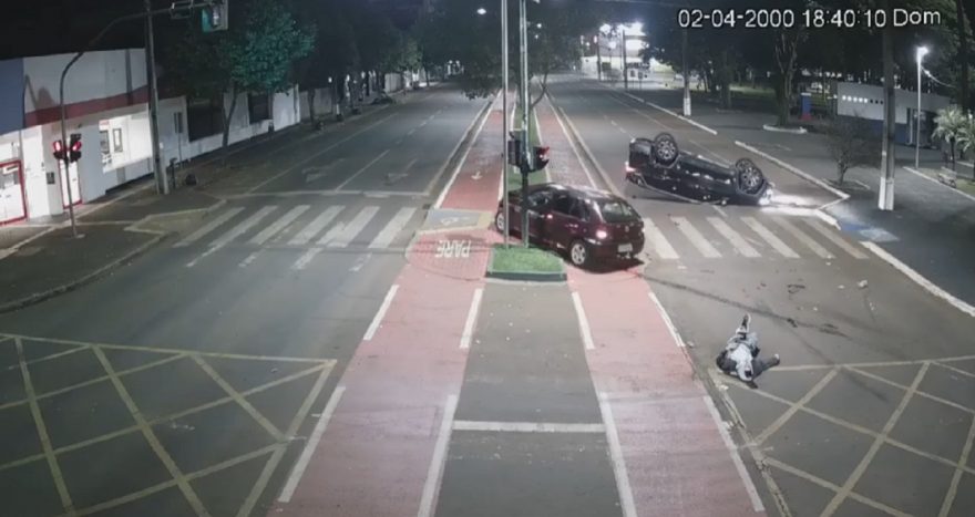 Veja momento em que condutor é ejetado após forte colisão