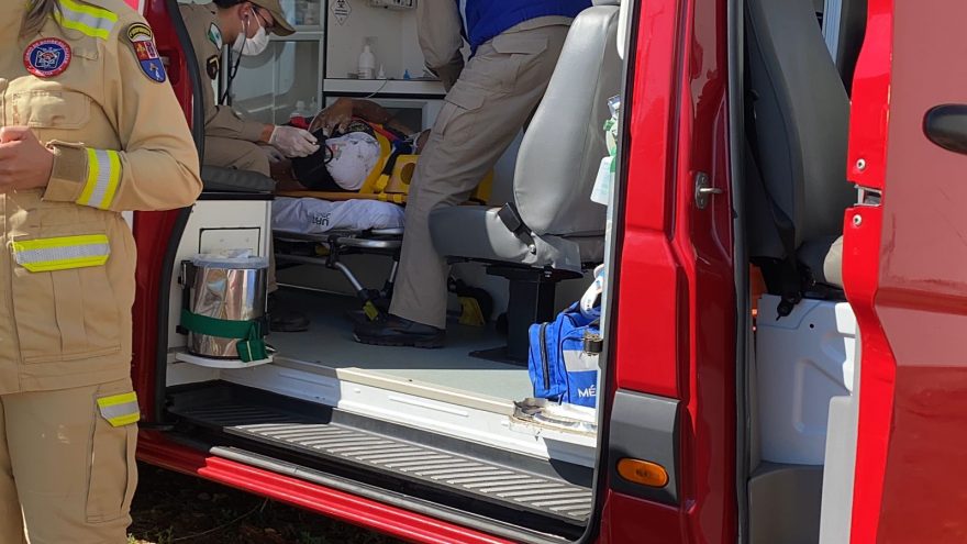 Pintor tem suspeita de fratura nas costelas após cair da escada