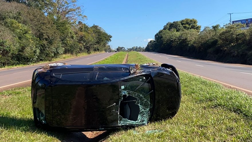 Mulher é socorrida após capotar Onix na BR-467 em Cascavel