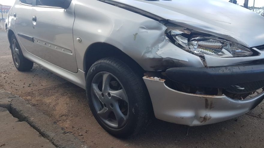 Peugeot e Gol se envolvem em acidente no Bairro Pacaembu