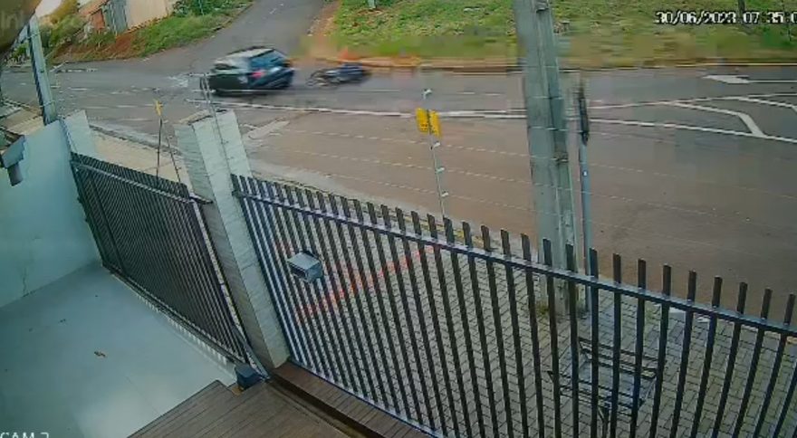 Veículo invade faixa e provoca acidente no bairro Canadá