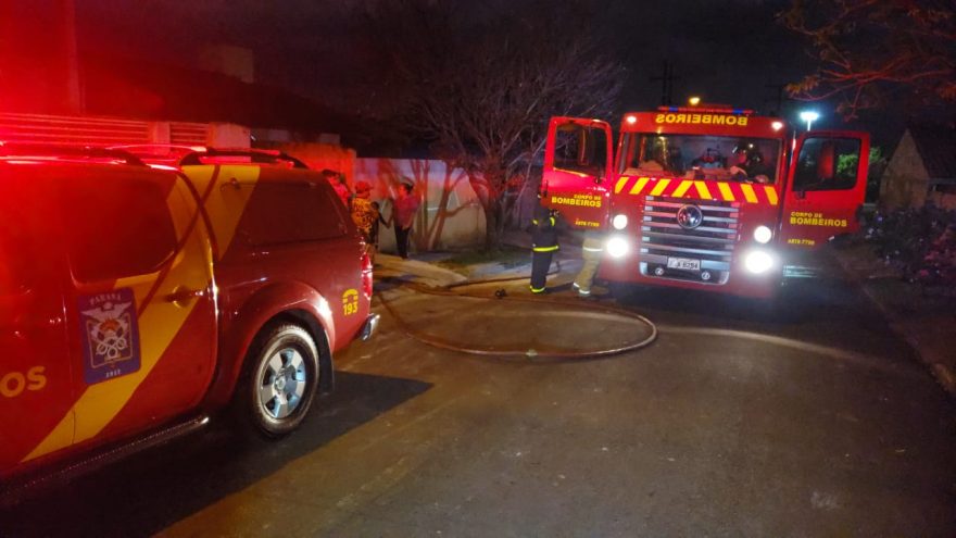 Corpo de Bombeiros combate incêndio em residência no Cascavel Velho