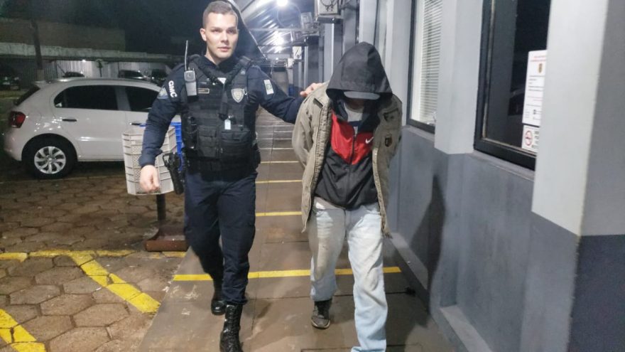 Homem com mandado de prisão por desacato é detido pela Guarda Municipal