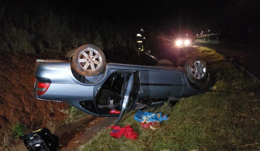 Motorista abandona veículo após capotar no Contorno Oeste
