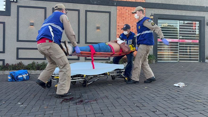 Homem é agredido a pedradas na Rua Maracai