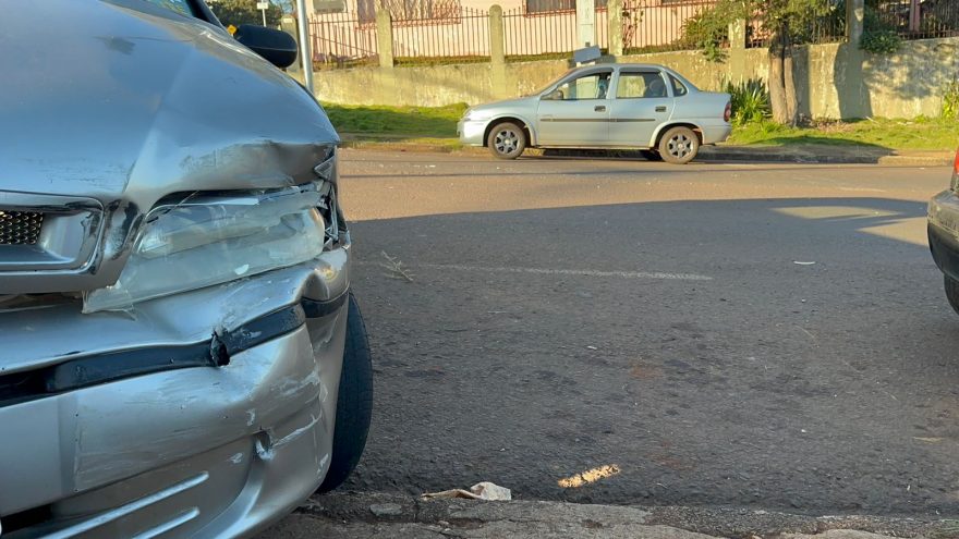 Carros se envolvem em colisão no Periolo