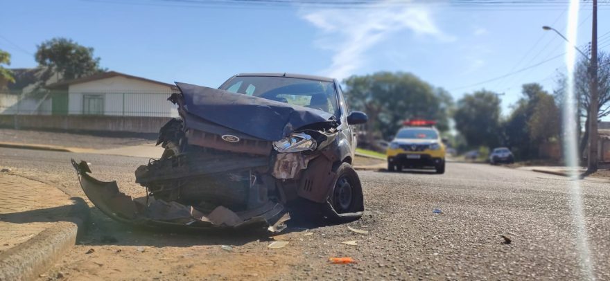 Carro e ônibus se envolvem em forte colisão no Santa Cruz e veículo é abandonado
