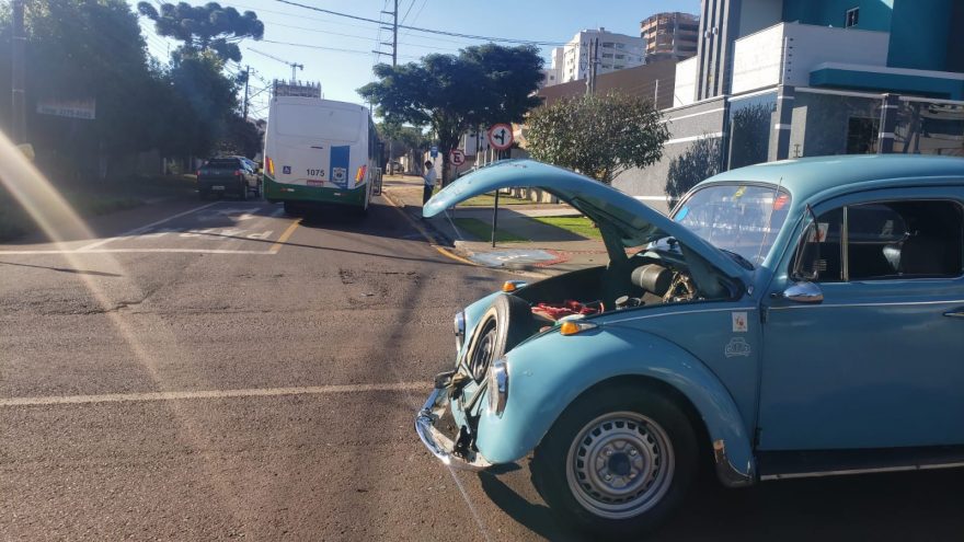 Acidente entre Fusca e ônibus é registrado na Rua das Palmeiras