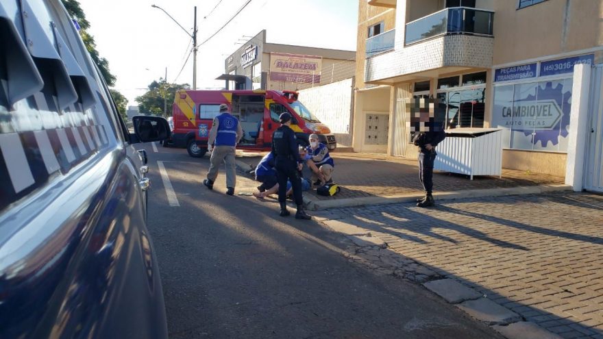 Homem fica ferido ao sofrer queda de bicicleta na Rua Olindo Periolo