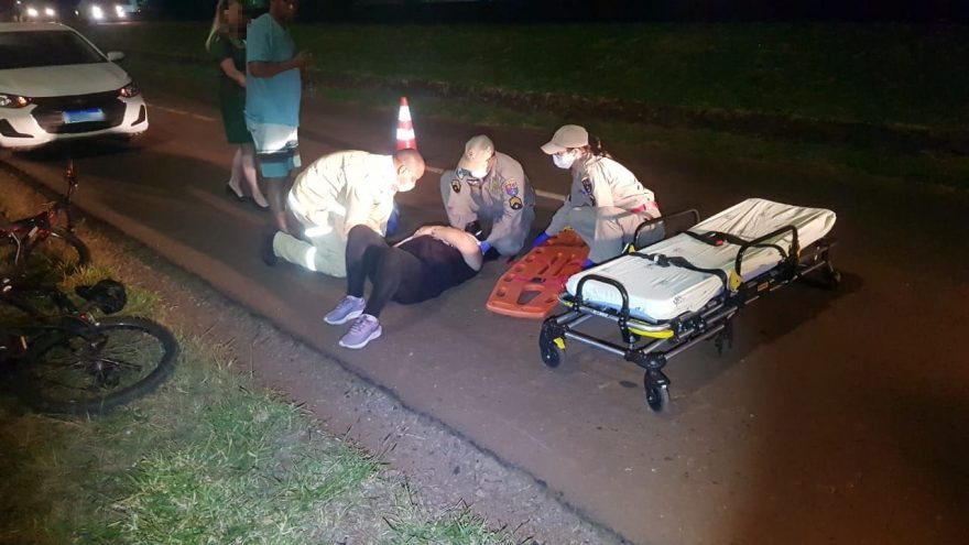 Mulher fica ferida ao sofrer queda de bicicleta na Marginal da BR-277