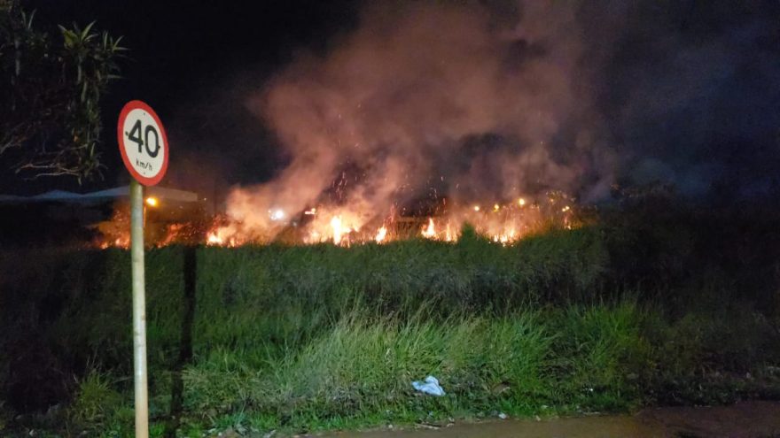 Bombeiros combatem incêndio de grandes proporções na Rua Gandhi