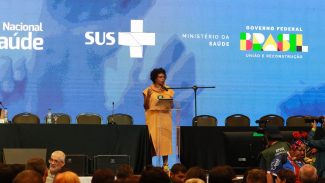 Ministra recebe manifestações de apoio ao abrir Conferência de Saúde 