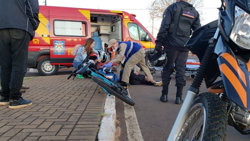 Ciclista fica ferido ao se envolver em acidente com motocicleta na Av. Brasil
