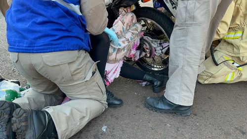 Imagem referente a Criança fica gravemente ferida e perde dedo do pé após cobertor enroscar em rodado da moto