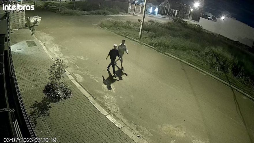 Câmera flagra indivíduos que invadiram residência no Tropical III