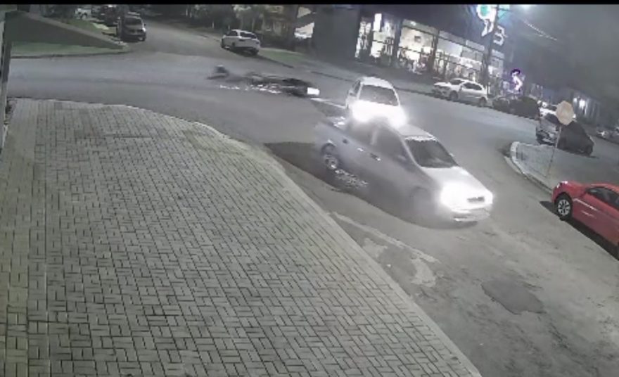 Vídeo: Motociclista provoca queda para evitar colisão com carro que fez conversão à esquerda