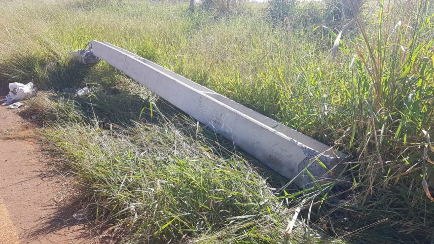 Poste é arrancado em acidente às margens da rodovia BR-277, em Cascavel