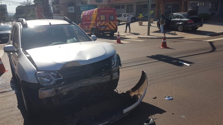 Criança fica ferida após colisão entre Duster e Linea na Rua Recife