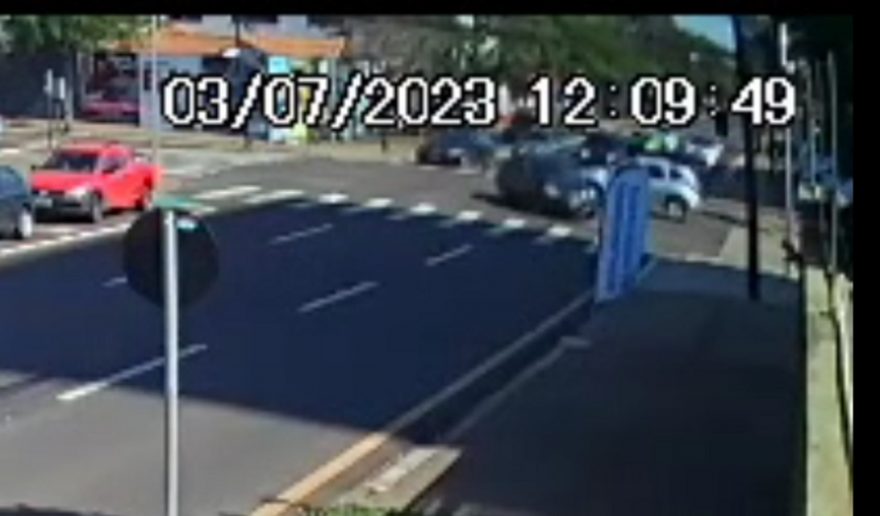 Vídeo mostra momento em que Duster atinge carro na Rua Recife